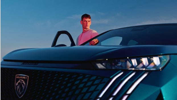 Хлопець відчиняє двері Peugeot 3008