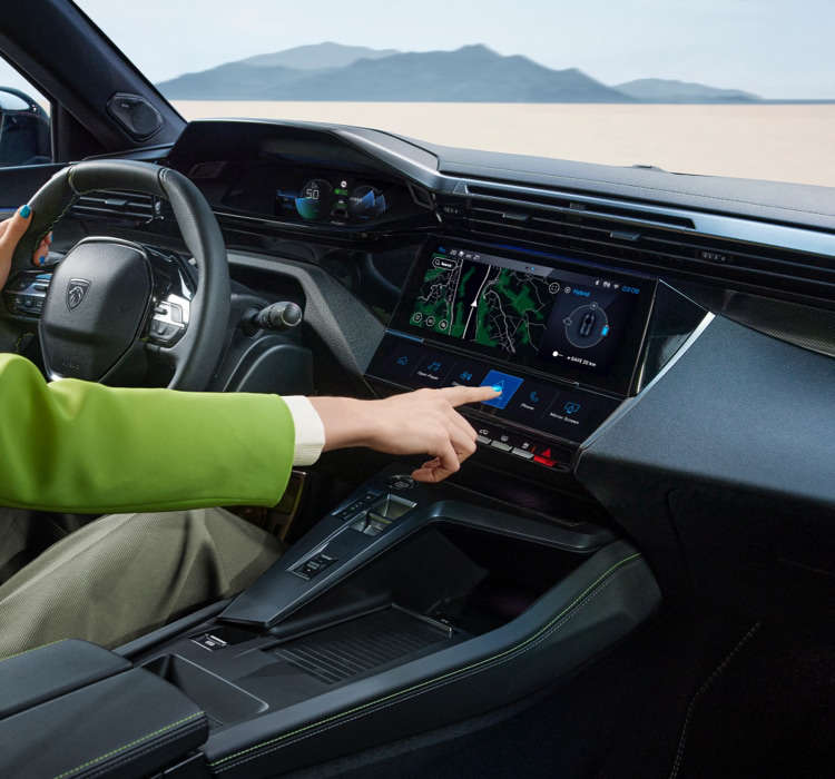 Салон Peugeot 408, жінка за кермом натискає кнопки