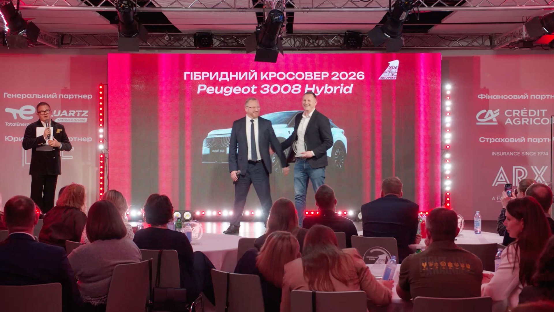 Директор Stellantis Україна Руслан Акімов на сцені під час вручення нагороди за Peugeot 3008