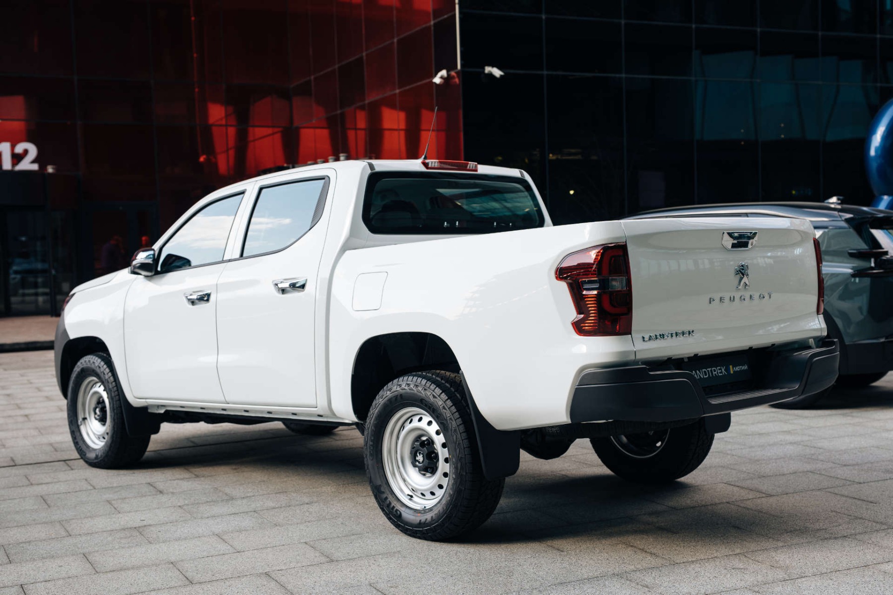 PEUGEOT Landtrek «Лютий», вигляд ззаду з правого боку