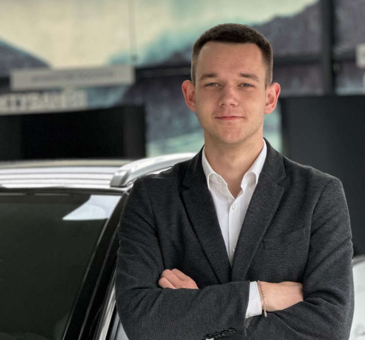 Менеджер з&nbsp;продажу автомобілів Максим Домашов