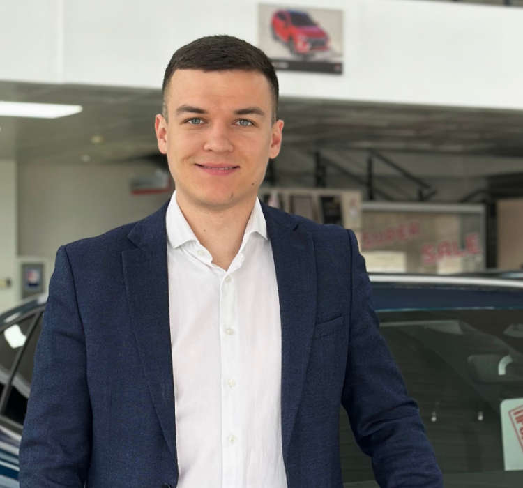 Керівник відділу продажу автомобілів Павло Вишневий